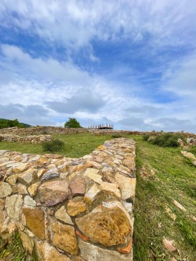 7. 2023 Aydos Ormanı, Aydos Şatosu Harabeleri. İstanbul 'un kuzeydoğusunda yer alan Aydos Ormanı, ziyaretçilere Aydos Kalesi ile tarihi boyunca büyüleyici bir yolculuk sunan doğal bir alan..                            