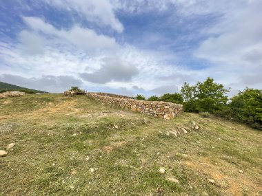 7. 2023 Aydos Ormanı, Aydos Şatosu Harabeleri. İstanbul 'un kuzeydoğusunda yer alan Aydos Ormanı, ziyaretçilere Aydos Kalesi ile tarihi boyunca büyüleyici bir yolculuk sunan doğal bir alan..                            