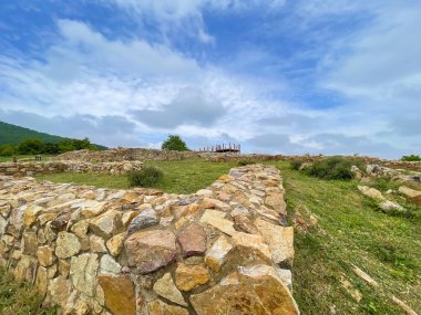 7. 2023 Aydos Ormanı, Aydos Şatosu Harabeleri. İstanbul 'un kuzeydoğusunda yer alan Aydos Ormanı, ziyaretçilere Aydos Kalesi ile tarihi boyunca büyüleyici bir yolculuk sunan doğal bir alan..                            