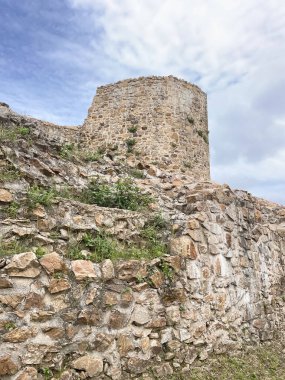 7. 2023 Aydos Ormanı, Aydos Şatosu Harabeleri. İstanbul 'un kuzeydoğusunda yer alan Aydos Ormanı, ziyaretçilere Aydos Kalesi ile tarihi boyunca büyüleyici bir yolculuk sunan doğal bir alan..                            