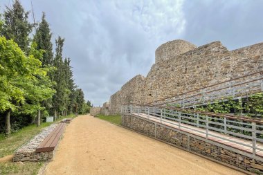 7. 2023 Aydos Ormanı, Aydos Şatosu Harabeleri. İstanbul 'un kuzeydoğusunda yer alan Aydos Ormanı, ziyaretçilere Aydos Kalesi ile tarihi boyunca büyüleyici bir yolculuk sunan doğal bir alan..                            