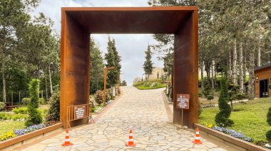 7. 2023 Aydos Ormanı, Aydos Şatosu Harabeleri. İstanbul 'un kuzeydoğusunda yer alan Aydos Ormanı, ziyaretçilere Aydos Kalesi ile tarihi boyunca büyüleyici bir yolculuk sunan doğal bir alan..                            