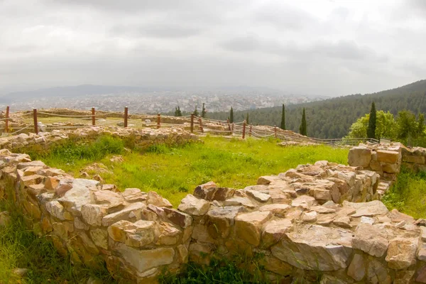 土耳其 伊斯坦布尔 2023年4月7日 Aydos森林 Aydos城堡废墟 位于伊斯坦布尔东北部的Aydos森林是一个自然的地方 为游客们提供了一个充满着Aydos城堡废墟的迷人的历史之旅 — 图库照片