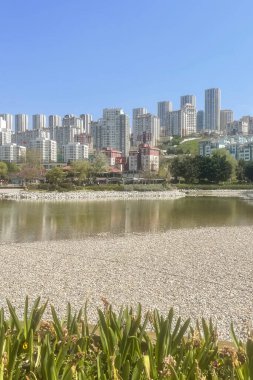 Bahçeşhir, İstanbul, 30 Nisan 20.2023.Bahçeşhir modern mimarisi ve binaları ile İstanbul 'da yeşil doğa ve parklar