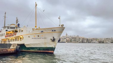 İstanbul, Türkiye. 30,2023.istanbul deniz taşımacılığı. Şehir sınırları feribotu ve eski şehirli Galata kulesi..