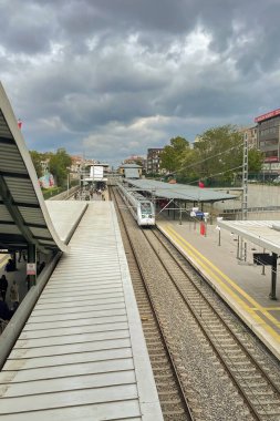 Bakırköy, İstanbul, Türkiye. 9 Mayıs 2023. Türkiye 'de üretilen ilk yerli ve ulusal elektrik treni Bekir yüksek hızlı tren istasyonunda bulunuyor. Elektrik treninden görüntüler.