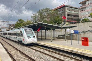 Bakırköy, İstanbul, Türkiye. 9 Mayıs 2023. Türkiye 'de üretilen ilk yerli ve ulusal elektrik treni Bekir yüksek hızlı tren istasyonunda bulunuyor. Elektrik treninden görüntüler.