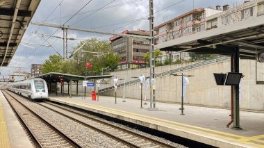 Bakırköy, İstanbul, Türkiye. 9 Mayıs 2023. Türkiye 'de üretilen ilk yerli ve ulusal elektrik treni Bekir yüksek hızlı tren istasyonunda bulunuyor. Elektrik treninden görüntüler.