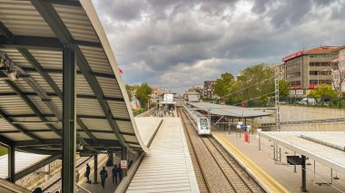 Bakırköy, İstanbul, Türkiye. 9 Mayıs 2023. Türkiye 'de üretilen ilk yerli ve ulusal elektrik treni Bekir yüksek hızlı tren istasyonunda bulunuyor. Elektrik treninden görüntüler.