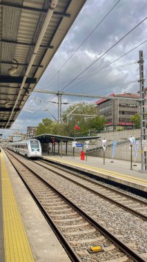Bakırköy, İstanbul, Türkiye. 9 Mayıs 2023. Türkiye 'de üretilen ilk yerli ve ulusal elektrik treni Bekir yüksek hızlı tren istasyonunda bulunuyor. Elektrik treninden görüntüler.