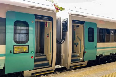 Bakırköy, İstanbul, Türkiye. 9 Mayıs 2023. Türkiye 'de üretilen ilk yerli ve ulusal elektrik treni Bekir yüksek hızlı tren istasyonunda bulunuyor. Elektrik treninden görüntüler.