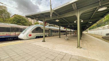 Bakırköy, İstanbul, Türkiye. 9 Mayıs 2023. Türkiye 'de üretilen ilk yerli ve ulusal elektrik treni Bekir yüksek hızlı tren istasyonunda bulunuyor. Elektrik treninden görüntüler.