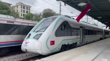 Bakırköy, İstanbul, Türkiye. 9 Mayıs 2023. Türkiye 'de üretilen ilk yerli ve ulusal elektrik treni Bekir yüksek hızlı tren istasyonunda bulunuyor. Elektrik treninden görüntüler.