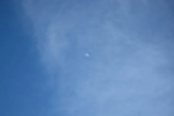 空の月の魅惑的なダンス — ストック写真