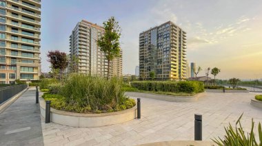 Zeytinburnu, İstanbul, Türkiye. 16 Mayıs 2023 'te Marmara Denizi kıyısında ve Zeytinburnu ilçesinde faal ve pasif yeşil alanlara sahip Balkan kentlerinin park ettiği modern binalarla çevrili. İstanbul 'da. Doğa manzaralı. Marmara deniz kıyısı..