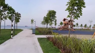 Zeytinburnu, İstanbul, Türkiye. 16 Mayıs 2023 'te Marmara Denizi kıyısında ve Zeytinburnu ilçesinde faal ve pasif yeşil alanlara sahip Balkan kentlerinin park ettiği modern binalarla çevrili. İstanbul 'da. Doğa manzaralı. Marmara deniz kıyısı..
