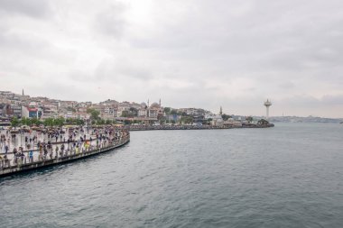 İstanbul 'un tarihi ilçesi Uskudar, İstanbul, İstanbul. 20 Mayıs 2023. Uskudar Meydanı. Şehir sınırındaki feribottan görüntüyü al.