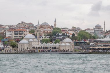 İstanbul 'un tarihi ilçesi Uskudar, İstanbul, İstanbul. 20 Mayıs 2023. Uskudar Meydanı. Şehir sınırındaki feribottan görüntüyü al.
