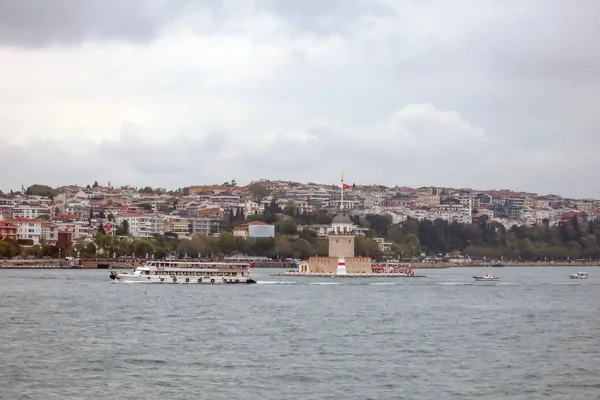 トルコ イスタンブール2023年5月19日修復後のトルコ イスタンブールのボスポラス海峡にある乙女タワー — ストック写真