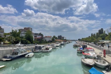 Kadıköy, İstanbul, Türkiye. 27 Mayıs 2023 Kurbagalidere deresi ve İstanbul 'un Kadiköy ilçesindeki sahil şeridi manzarası