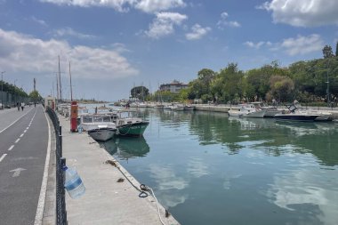 Kadıköy, İstanbul, Türkiye. 27 Mayıs 2023 Kurbagalidere deresi ve İstanbul 'un Kadiköy ilçesindeki sahil şeridi manzarası