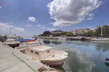Kadıköy, İstanbul, Türkiye. 27 Mayıs 2023 Kurbagalidere deresi ve İstanbul 'un Kadiköy ilçesindeki sahil şeridi manzarası