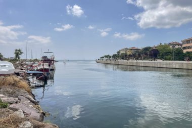 Kadıköy, İstanbul, Türkiye. 27 Mayıs 2023 Kurbagalidere deresi ve İstanbul 'un Kadiköy ilçesindeki sahil şeridi manzarası
