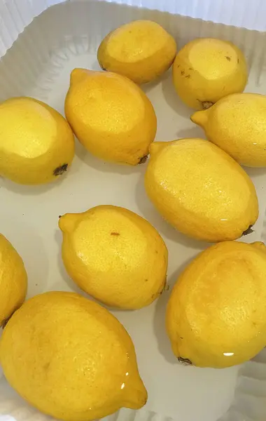 Temiz Suda Yakın Plan Sarı Limonlar — Stok fotoğraf