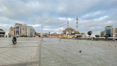 İstanbul, Türkiye. 6 Haziran 2023. Taksim Meydanı. İstanbul 'un Canlı Aktivite Merkezi. Sabahın erken saatlerinde Taksim Meydanı 'ndan görüntü. Taksim camisi, tarihi ve modern binalar.