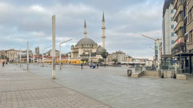 İstanbul, Türkiye. 6 Haziran 2023. Taksim Meydanı. İstanbul 'un Canlı Aktivite Merkezi. Sabahın erken saatlerinde Taksim Meydanı 'ndan görüntü. Taksim camisi, tarihi ve modern binalar.