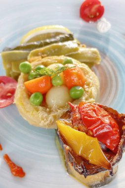 Ana yemekten önce sebzelerden Türk mezeleri