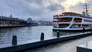 İstanbul, Türkiye. 19 Haziran 2023.Cityline feribot ve İstanbul Eminonu rıhtımındaki İstanbul manzarası. Zaman aşımı videosu.