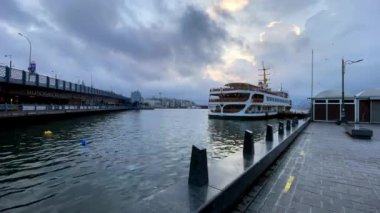 İstanbul, Türkiye. 19 Haziran 2023.Cityline feribot ve İstanbul Eminonu rıhtımındaki İstanbul manzarası. Zaman aşımı videosu.