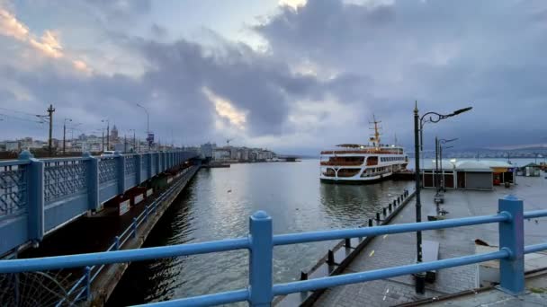 2023年6月19日清晨 在伊斯坦布尔的埃米诺努码头 Cityline渡船和博斯普鲁斯海峡的景色 时间差视频 — 图库视频影像