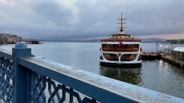 トルコのイスタンブール2023年6月19日23日早朝 イスタンブールのエミノヌ桟橋でシティラインの渡し船とボスポルスの景色 タイムラプスビデオ — ストック動画