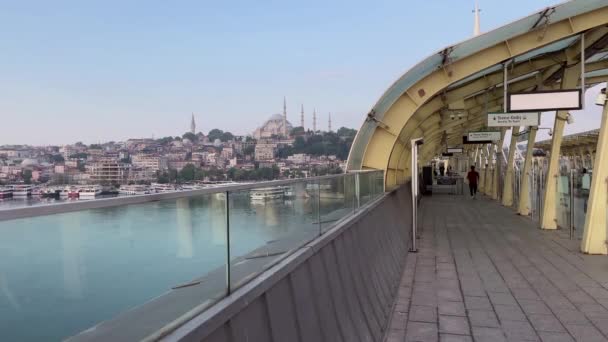 土耳其 伊斯坦布尔 2023年6月22日梦之城 从哈里克地铁站俯瞰古城和金黄色的号角 一大早 — 图库视频影像