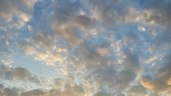 Uma Paisagem Nublada Espalhada Serena Beleza Céu Azul — Fotografia de Stock