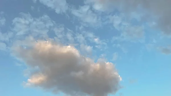 Ένα Διασκορπισμένο Σύννεφο Γαλήνια Ομορφιά Του Μπλε Ουρανού — Φωτογραφία Αρχείου