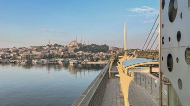 İstanbul, Türkiye. 22 Haziran 2023. Rüya Şehri İstanbul. Eski şehir manzarası ve Halic metro istasyonundan altın boynuz. Sabah erkenden.