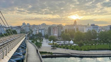 İstanbul, Türkiye. 22 Haziran 2023. Rüya Şehri İstanbul. Eski şehir manzarası ve Halic metro istasyonundan altın boynuz. Sabah erkenden.