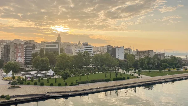 İstanbul, Türkiye. 22 Haziran 2023. Rüya Şehri İstanbul. Eski şehir manzarası ve Halic metro istasyonundan altın boynuz. Sabah erkenden.