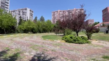 Atakoy, İstanbul, Türkiye 26 bin 2023 modern bina ve Ataky ilçesindeki yeşil doğa. Ispirtohane kültürü ve sanat merkezi dış görünümü.