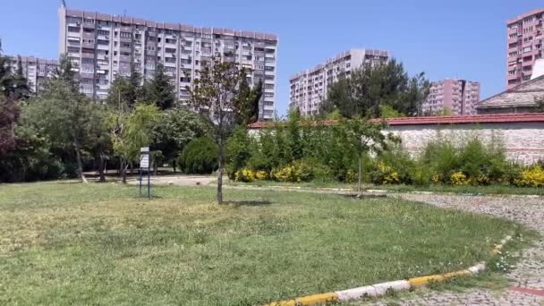 土耳其伊斯坦布尔Atakoy市Ataky区的现代建筑和绿色自然 伊里托哈内文化艺术中心的外部观点 — 图库视频影像