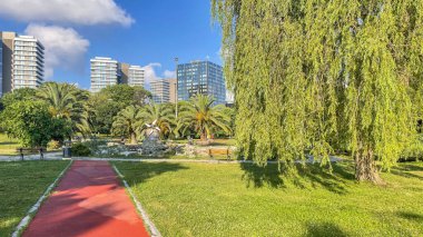 Atakoy, İstanbul, Türkiye. 27 Haziran 2023 İstanbul 'un Ataky ilçesinin yeni ikonu. Atakoy Kazakistan Parkı. Gölet, değirmen ve yeşil doğa.