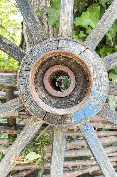 Staré Dřevěné Kolo Zahradě Slunečného Dne — Stock fotografie