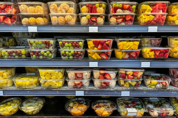 Sortiment Färsk Frukt Och Färska Grönsaker Plastbehållare Stormarknadshyllan — Stock vektor