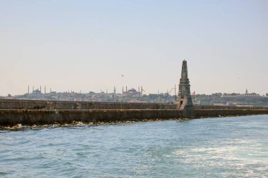 İstanbul Boğazı 'nın Büyüleyici Güzelliği. İstanbul' da yaz mevsiminde gezginler ve turistler için şehir sınırlarından feribot ile gelen Boğaz manzarası..