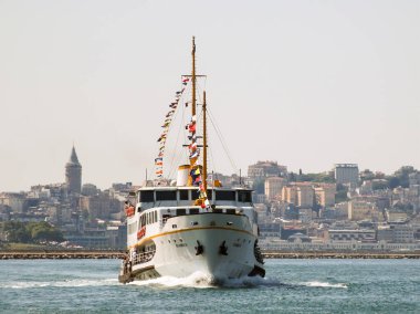 İstanbul Boğazı 'nın Büyüleyici Güzelliği. İstanbul' da yaz mevsiminde gezginler ve turistler için şehir sınırlarından feribot ile gelen Boğaz manzarası..