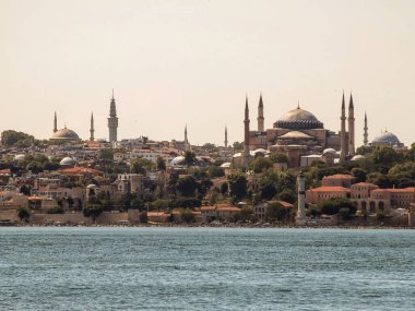 İstanbul Boğazı 'nın Büyüleyici Güzelliği. İstanbul' da yaz mevsiminde gezginler ve turistler için şehir sınırlarından feribot ile gelen Boğaz manzarası..