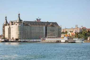 İstanbul Boğazı 'nın Büyüleyici Güzelliği. İstanbul' da yaz mevsiminde gezginler ve turistler için şehir sınırlarından feribot ile gelen Boğaz manzarası..